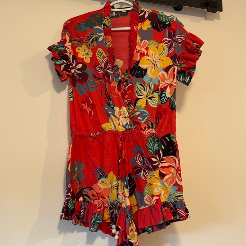 Used short romper 
Ruffles on neck line
Trim ruffles
Flower/tropical print
